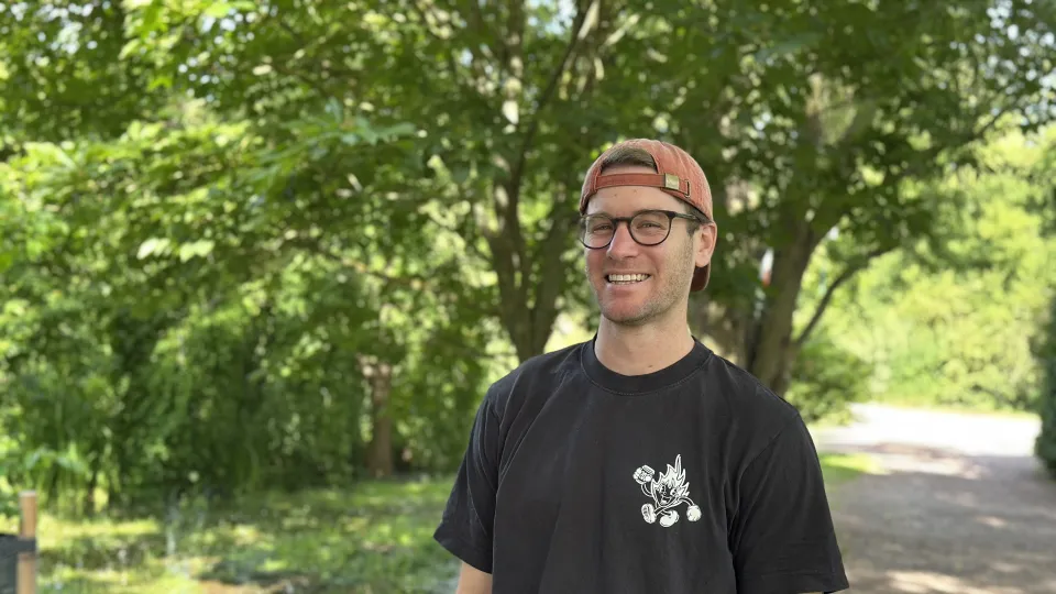 Portrait image of Billy Jones in a green surrounding. Photo