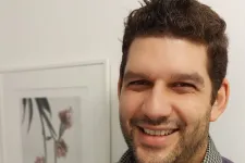 Georgios Tsiakiris i skjorta. Halvprofil. Foto.